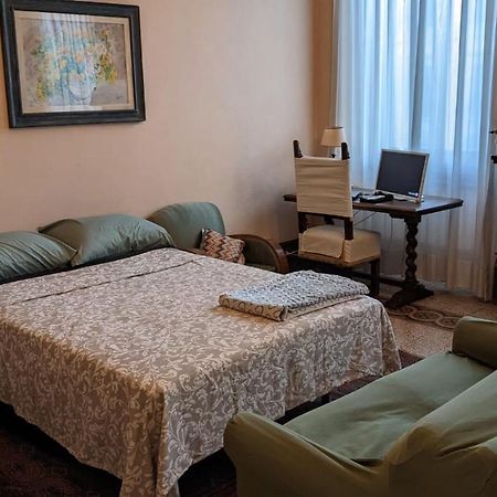 Double Bedroom In Beautiful 30'S Style Apartment ฟลอเรนซ์ ภายนอก รูปภาพ
