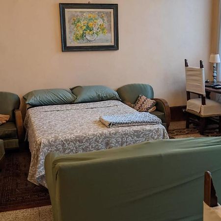 Double Bedroom In Beautiful 30'S Style Apartment ฟลอเรนซ์ ภายนอก รูปภาพ