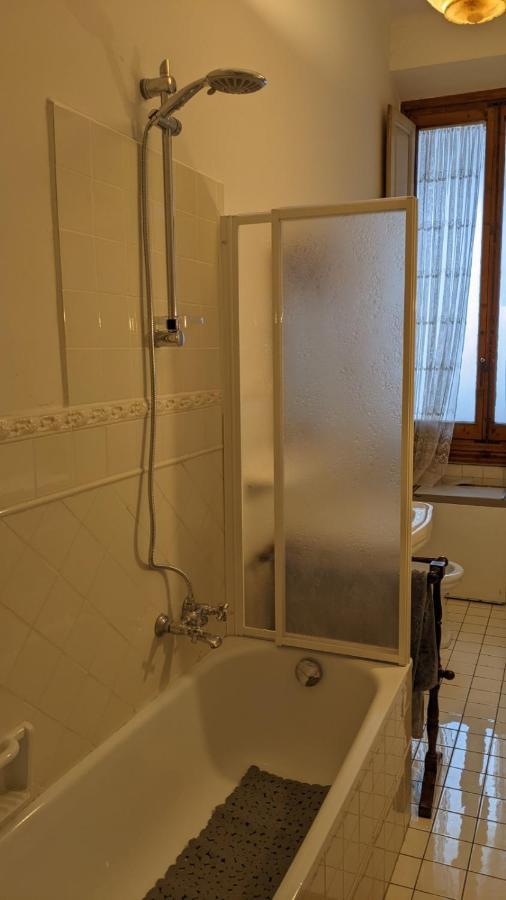 Double Bedroom In Beautiful 30'S Style Apartment ฟลอเรนซ์ ภายนอก รูปภาพ