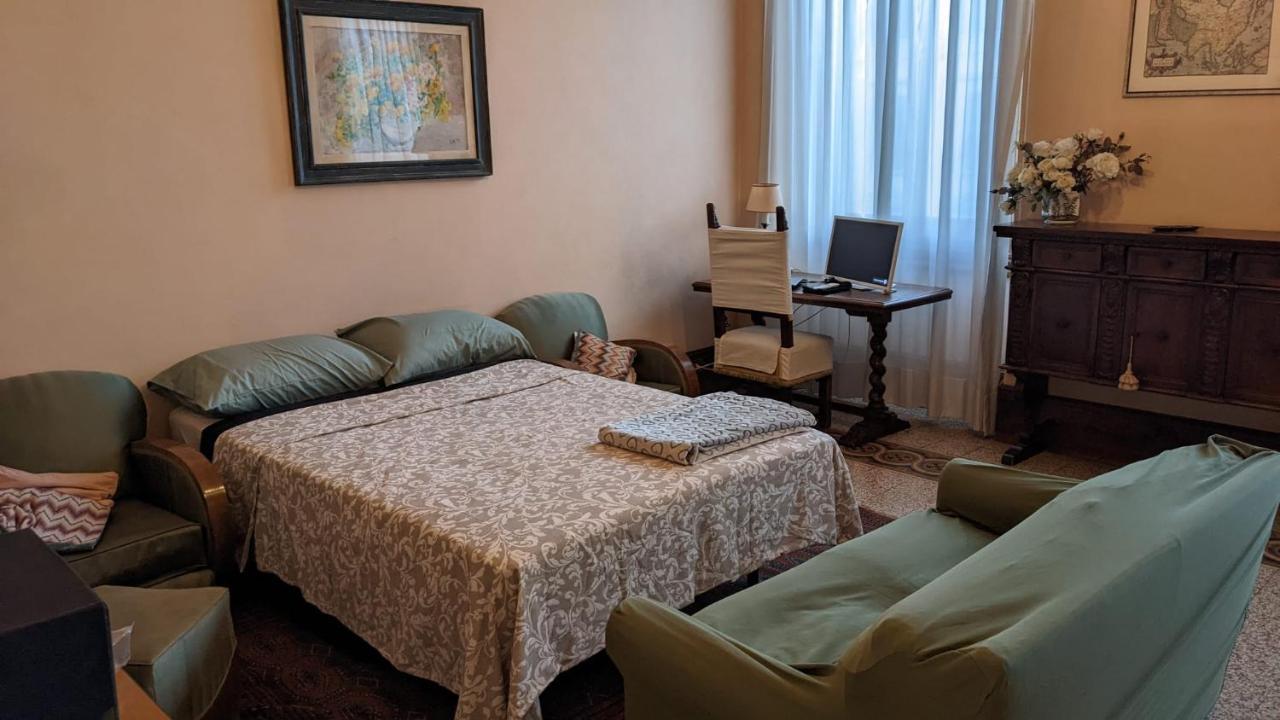 Double Bedroom In Beautiful 30'S Style Apartment ฟลอเรนซ์ ภายนอก รูปภาพ