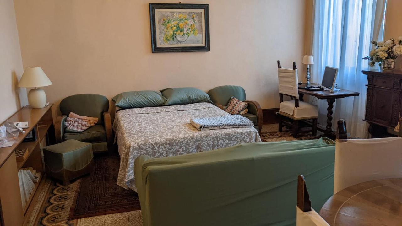 Double Bedroom In Beautiful 30'S Style Apartment ฟลอเรนซ์ ภายนอก รูปภาพ
