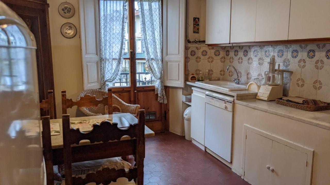 Double Bedroom In Beautiful 30'S Style Apartment ฟลอเรนซ์ ภายนอก รูปภาพ