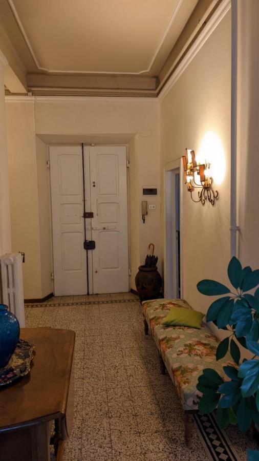 Double Bedroom In Beautiful 30'S Style Apartment ฟลอเรนซ์ ภายนอก รูปภาพ