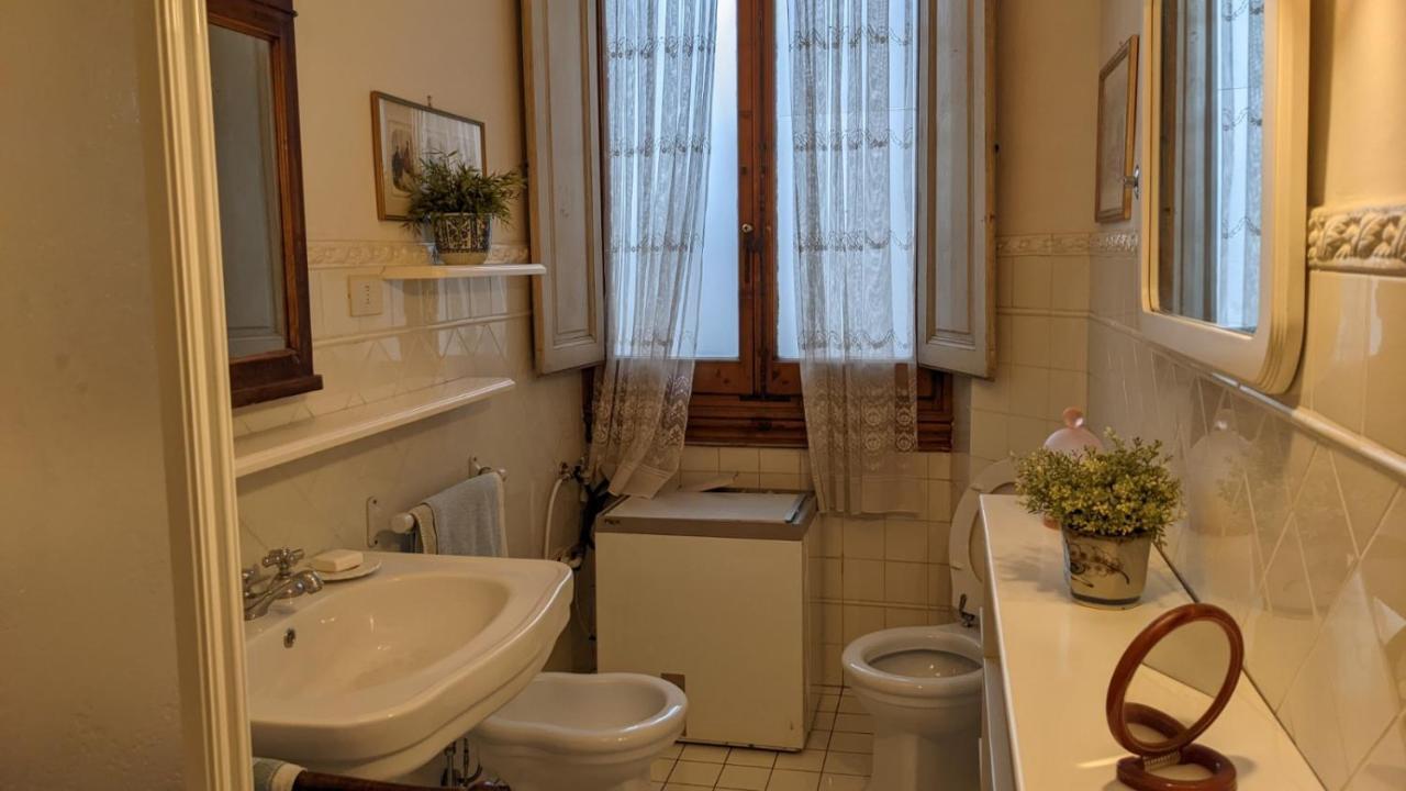 Double Bedroom In Beautiful 30'S Style Apartment ฟลอเรนซ์ ภายนอก รูปภาพ